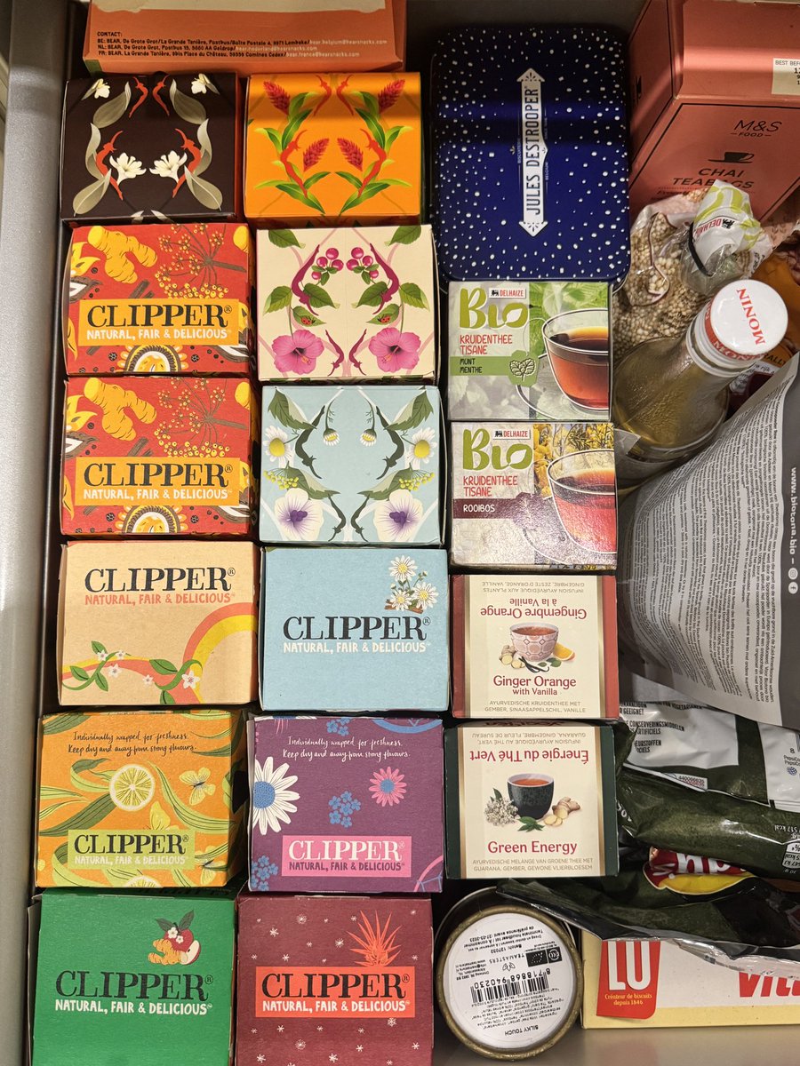 Dear <a href="/clipperteas/">Clipper Teas</a> and <a href="/Pukkaherbs/">Pukka Herbs</a>, please put the tea names on top too.. Take some inspiration from <a href="/yogiteaeurope/">YOGI TEA</a> or <a href="/DelhaizeNL/">Delhaize NL</a>. A relaxing tea time doesn't warrant reorganizing our kitchen