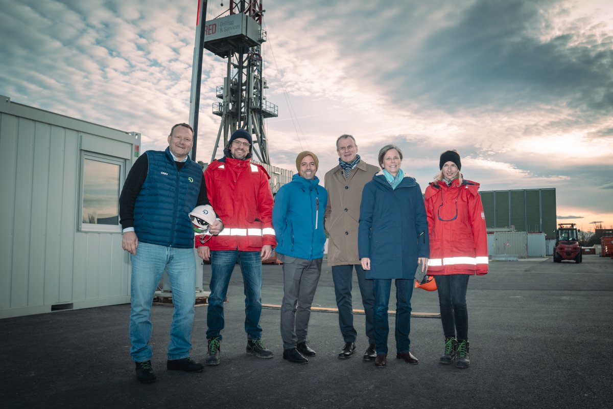 WienEnergie's tweet photo. Danke dem Team von #deeep - dem Jointventure der @omv und @WienEnergie!
Viel Erfolg 💪 https://t.co/nlkJuli21T