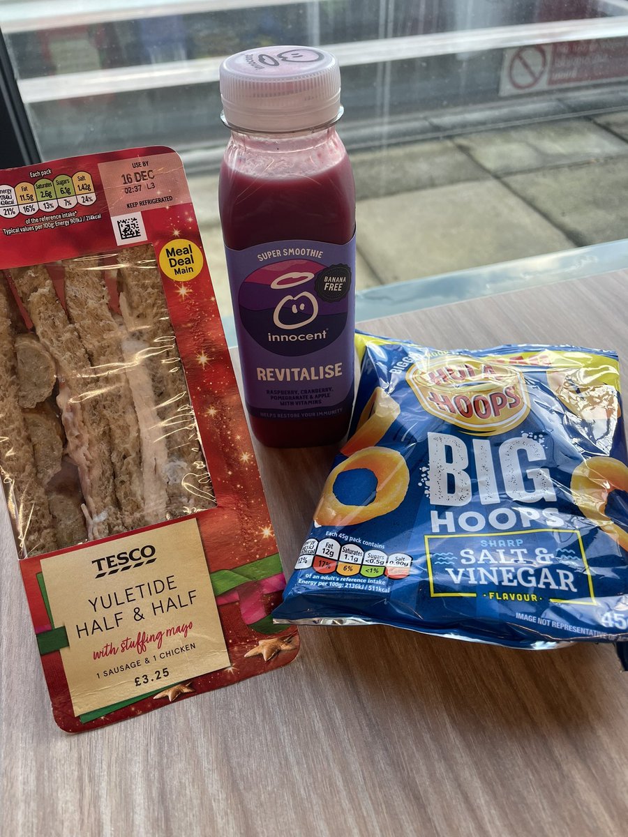 TomOliver22's tweet photo. Big hoops are all the rage. #mealdeal https://t.co/YTNlG8zYPb