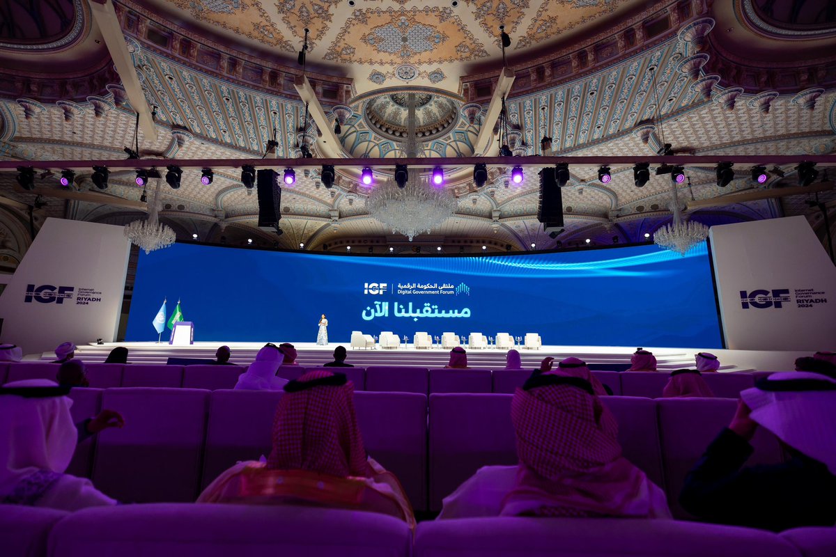 asda_aseer's tweet photo. كشفت هيئة الحكومة الرقمية عن نتائج مؤشر قياس للتحول الرقمي لعام 2024م، والذي يهدف إلى تقييم مدى التزام الجهات الحكومية بمعايير التحول الرقمي ،وقد حصلت #هيئة_تطوير_عسير على أعلى نتيجة بين هيئات تطوير المناطق، جاء ذلك خلال ملتقى الحكومة الرقمية 2024م في مدينة الرياض بتنظيم من Digital Government Authority  تحت شعار “مستقبلنا الآن”، وجمع الملتقى نخبة من المسؤولين والخبراء وصناع القرار لبحث التطورات الحديثة في التحول الرقمي، وتسليط الضوء على إنجازات الجهات الحكومية في هذا المجال، بما يدعم أهداف رؤية المملكة 2030م.