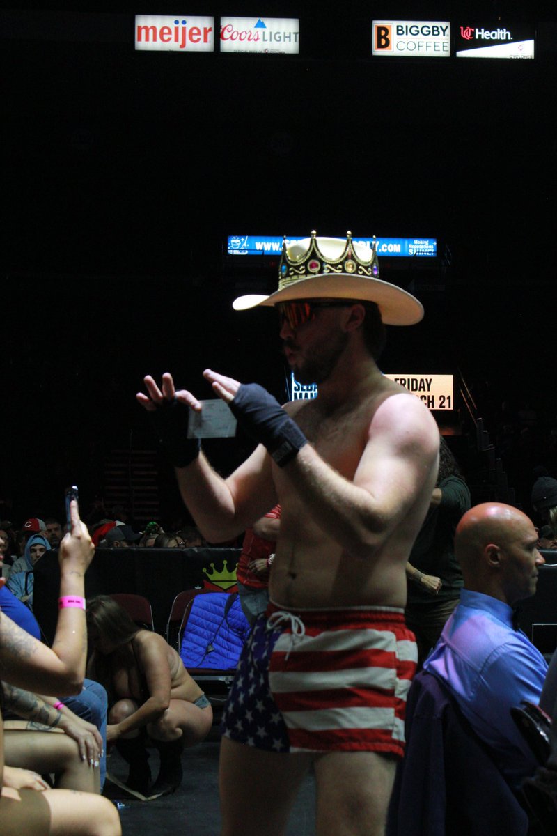 Flexing my winning check on the <a href="/redneckbrawl/">redneckbrawl</a> ring girls after the fight😂🥊🔥