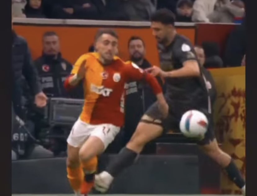 TOPU BURAKMIŞ TEK ODAK NOKTASI YUNUSU SAKATLAMAK.
TERBİYESİZ OZAN TUFAN