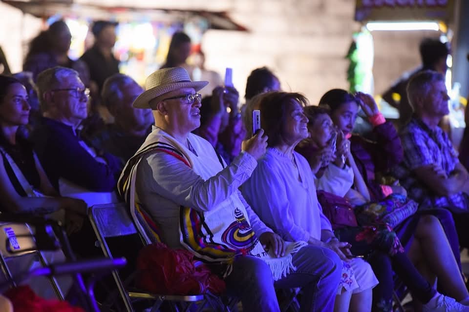 1340ent's tweet photo. Así se vivió una inolvidable noche llena de ritmo y cultura en la Plaza de la República. 

¡Desde Colombia, #LosGaiterosdeSanJacinto! Un lujo tener a uno de los grupos más importantes de música gaita y cumbia tradicional en el escenario del #FICHCampeche2024. https://t.co/TRaifXNwil