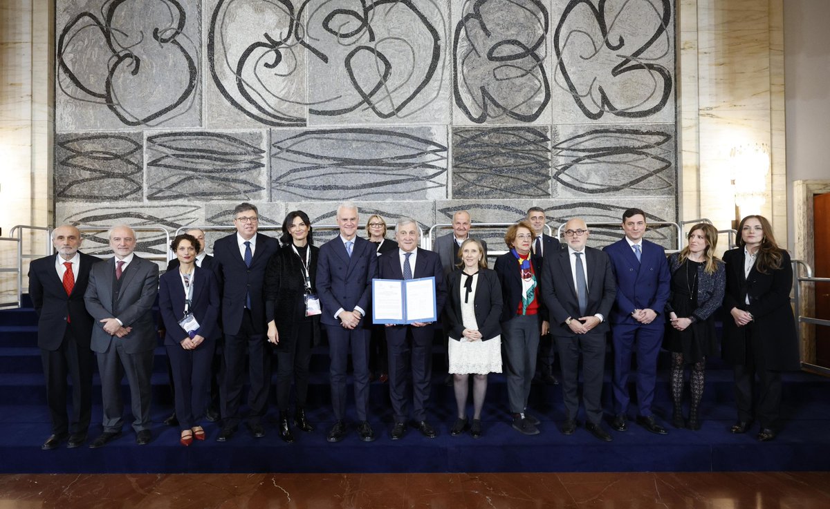 sndmae1's tweet photo. Risorse adeguate, formazione continua, meritocrazia. Presidente @sndmae1 Santoro all’incontro dei sindacati @ItalyMFA con Min. @Antonio_Tajani e Min. @Paolo_Zangrillo . Firmata dichiarazione congiunta @ItalyMFA-@FunzPub-sindacati su formazione a margine della #ConfAmb2024 🇮🇹 https://t.co/VVxbnt2Rot