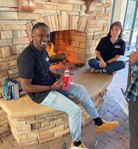 uflmae's tweet image. 🎄 🌟 Dr. Dixon was throwing a very normal holiday party for the students in his lab, until Holly-Mae crashed in to join the fun! She made a lot of new friends, helped herself to the snacks, and photobombed...a lot.... 🐊 

#UFMAE #gatorengineers #hollymae