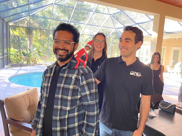 uflmae's tweet image. 🎄 🌟 Dr. Dixon was throwing a very normal holiday party for the students in his lab, until Holly-Mae crashed in to join the fun! She made a lot of new friends, helped herself to the snacks, and photobombed...a lot.... 🐊 

#UFMAE #gatorengineers #hollymae