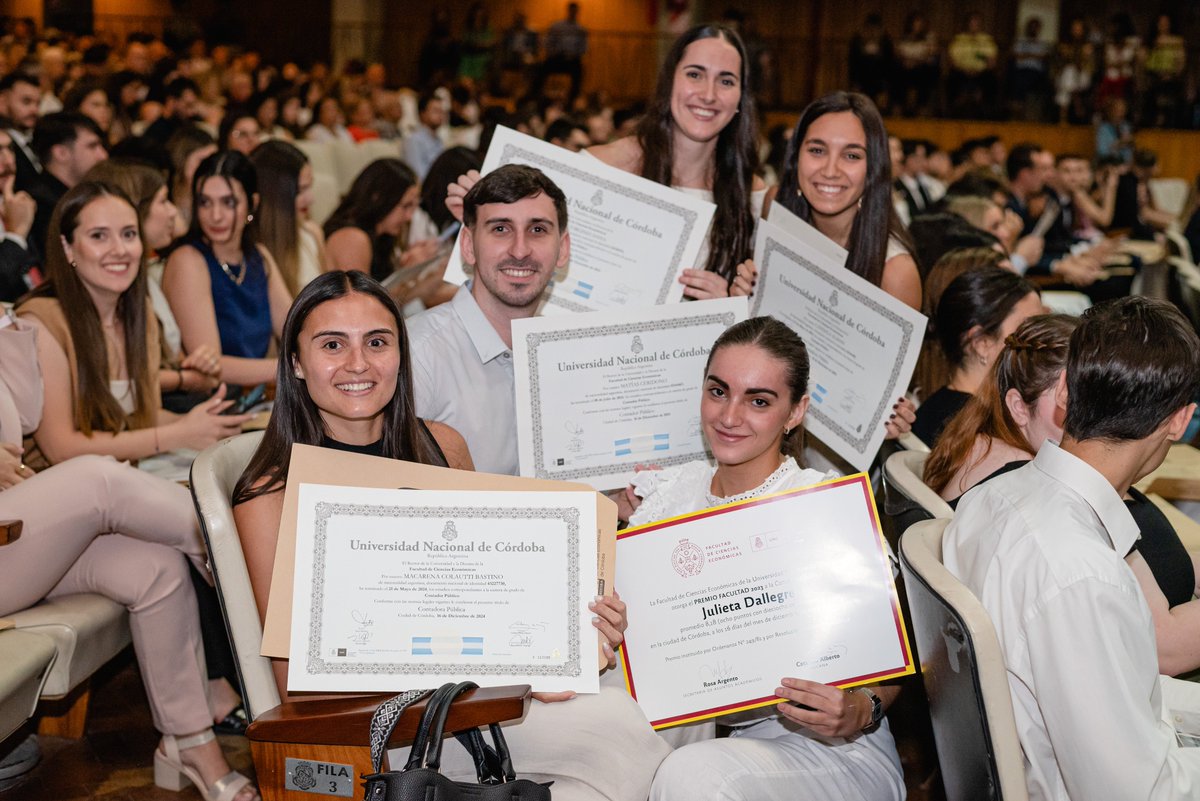 EconomicasUNC's tweet photo. 🎓 Así se vivió la 4ta #ColaciónFCE 2024 
✨ Hoy 139 personas recibieron sus diplomas de pregrado, grado y posgrado.
🏅Además, se realizo la entraga de los Premio Facultad, en reconocimiento a los mejores promedios.
💖 ¡Felicitaciones! 👏🏽 https://t.co/sVCqGJ5tjO