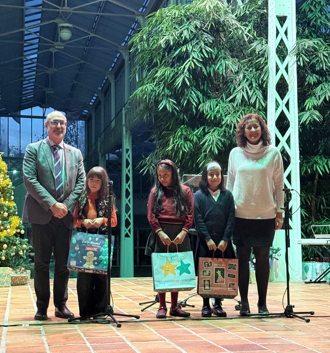 JMDArganzuela's tweet photo. 📣Alumnos de los colegios Tirso de Molina y Legado Crespo ganan el Certamen de Tarjetas Navideñas de Arganzuela🎄📨🎄
✅La concejala de distrito, @LolaNavarroArg ha entregado los premios en un acto celebrado en el Palacio de Cristal de Arganzuela
 👉https://t.co/iCjAwriMuO https://t.co/YYRtgqpdqT