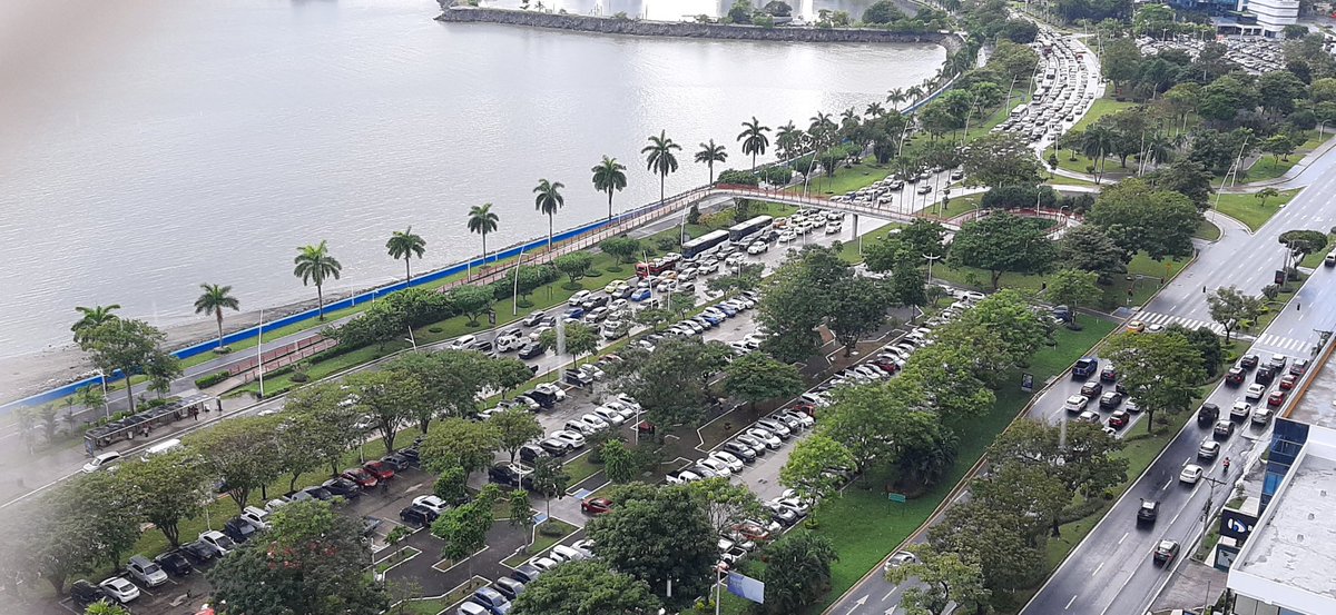 ME_Valdes's tweet photo. No se que desastre han hecho debajo del puente del hosp.Paitilla, pero x debajo y x arriba han colapsado el tránsito y en diciembre!!! Bárbaros https://t.co/eVFjm8kMfH