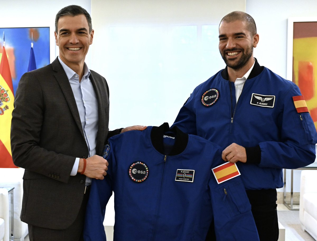 DianaMorantR's tweet photo. 🚀 @Astro_Pablo_A será el primer astronauta español de la @esa en más de tres décadas. Estamos orgullosos de sus éxitos, con los que va a llevar a España a lo más alto.

Desde el Gobierno seguiremos trabajando para ofrecer nuevas oportunidades a nuestros jóvenes talentos.

Hoy he podido conversar con él en La Moncloa, junto con el presidente @sanchezcastejon, tras finalizar su formación en el Centro Espacial @NASA_Johnson (Houston).