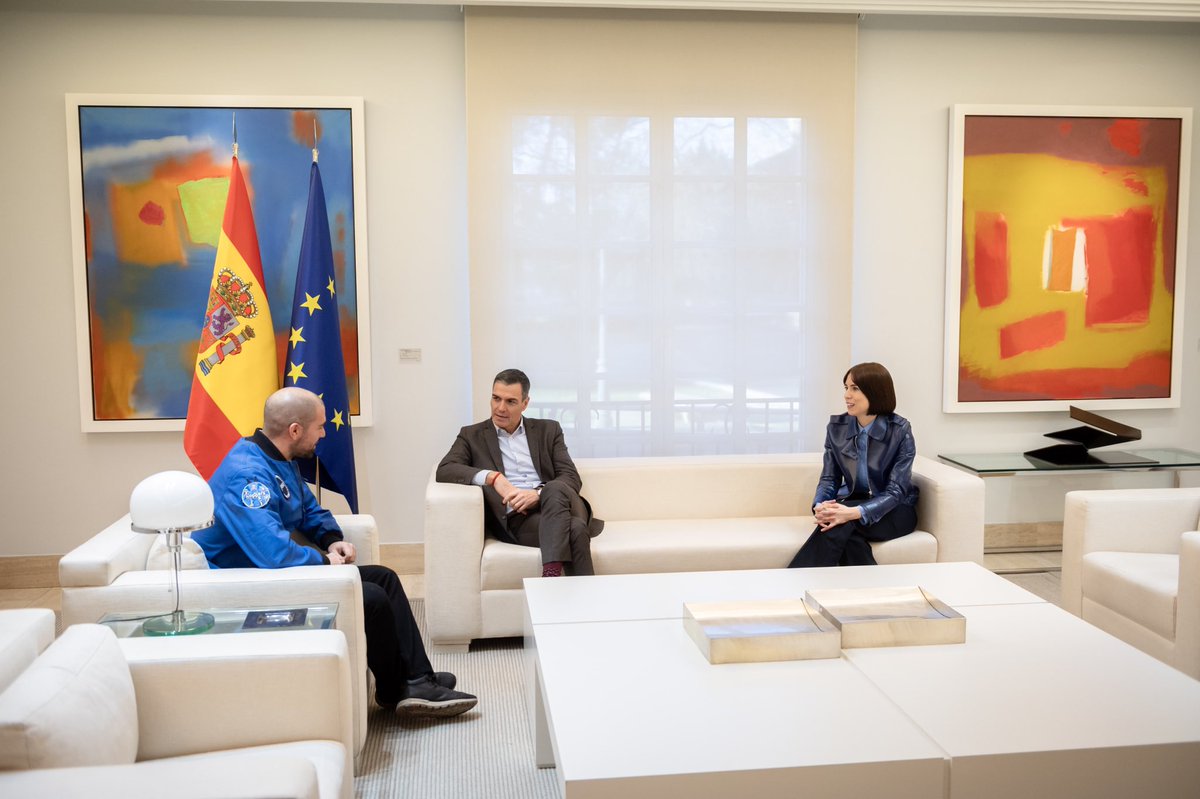 DianaMorantR's tweet photo. 🚀 @Astro_Pablo_A será el primer astronauta español de la @esa en más de tres décadas. Estamos orgullosos de sus éxitos, con los que va a llevar a España a lo más alto.

Desde el Gobierno seguiremos trabajando para ofrecer nuevas oportunidades a nuestros jóvenes talentos.

Hoy he podido conversar con él en La Moncloa, junto con el presidente @sanchezcastejon, tras finalizar su formación en el Centro Espacial @NASA_Johnson (Houston).