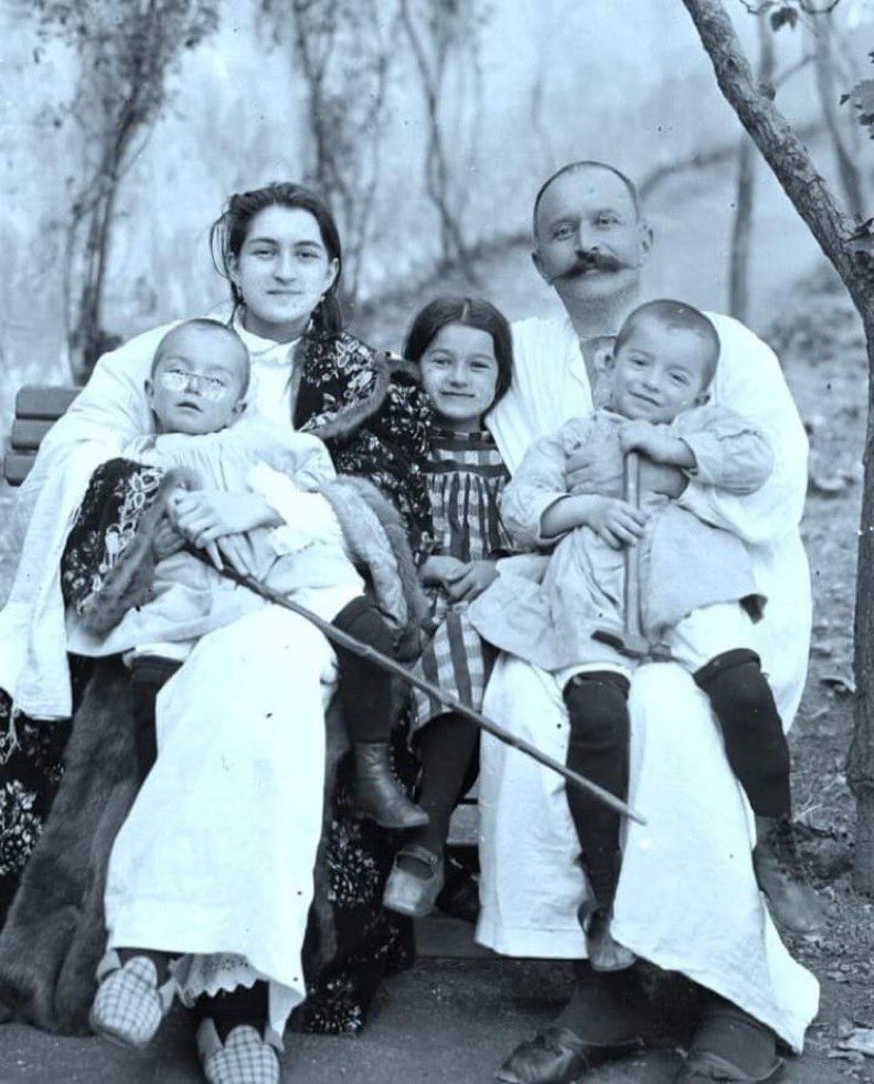 Medine'yi isyancı Araplara ve İngilizlere karşı savunan “Çöl Kaplanı” Fahrettin Paşa ve ailesi.