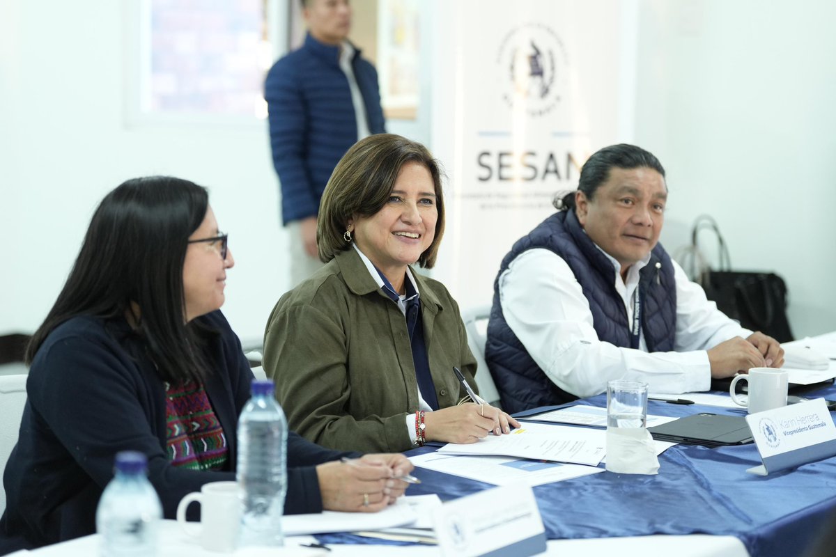 ViceGuatemala's tweet photo. Desde la Vicepresidencia, junto a #CODESAN en Chimaltenango, estamos creando e implementando clubes nutricionales para combatir la desnutrición aguda en niñas y niños. Con asistencia médica y educación, construimos un camino hacia un futuro más saludable. #GuatemalaSaleAdelante https://t.co/as7wUWqeD0