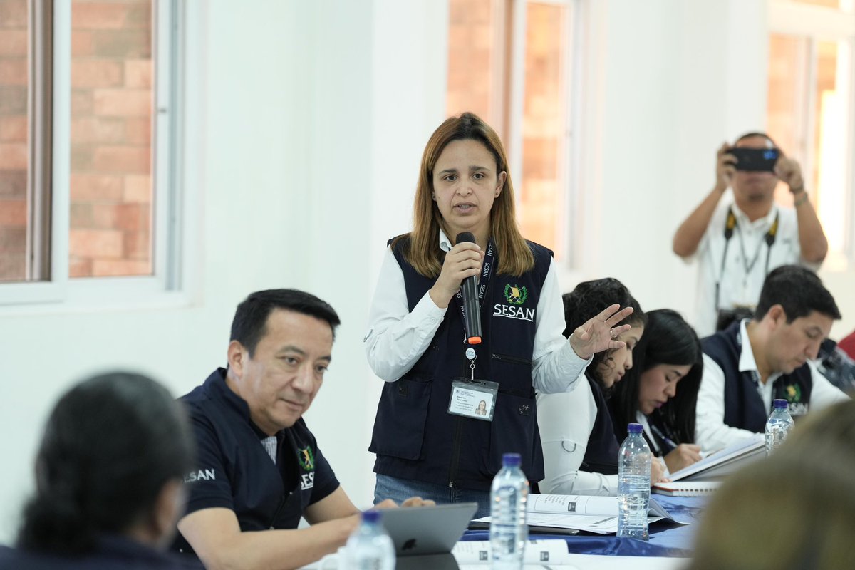 ViceGuatemala's tweet photo. Desde la Vicepresidencia, junto a #CODESAN en Chimaltenango, estamos creando e implementando clubes nutricionales para combatir la desnutrición aguda en niñas y niños. Con asistencia médica y educación, construimos un camino hacia un futuro más saludable. #GuatemalaSaleAdelante https://t.co/as7wUWqeD0