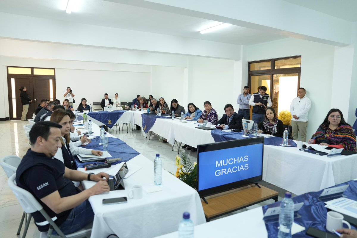ViceGuatemala's tweet photo. Desde la Vicepresidencia, junto a #CODESAN en Chimaltenango, estamos creando e implementando clubes nutricionales para combatir la desnutrición aguda en niñas y niños. Con asistencia médica y educación, construimos un camino hacia un futuro más saludable. #GuatemalaSaleAdelante https://t.co/as7wUWqeD0