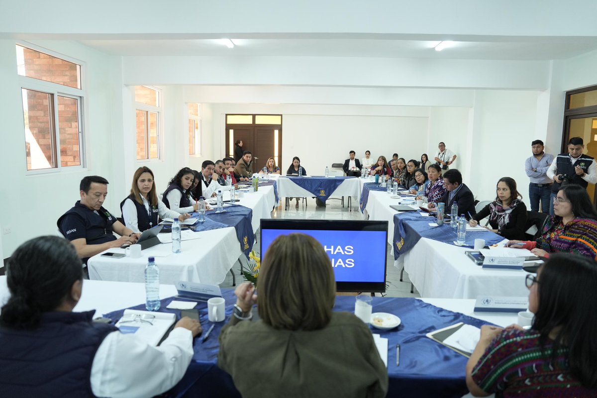 ViceGuatemala's tweet photo. Desde la Vicepresidencia, junto a #CODESAN en Chimaltenango, estamos creando e implementando clubes nutricionales para combatir la desnutrición aguda en niñas y niños. Con asistencia médica y educación, construimos un camino hacia un futuro más saludable. #GuatemalaSaleAdelante https://t.co/as7wUWqeD0