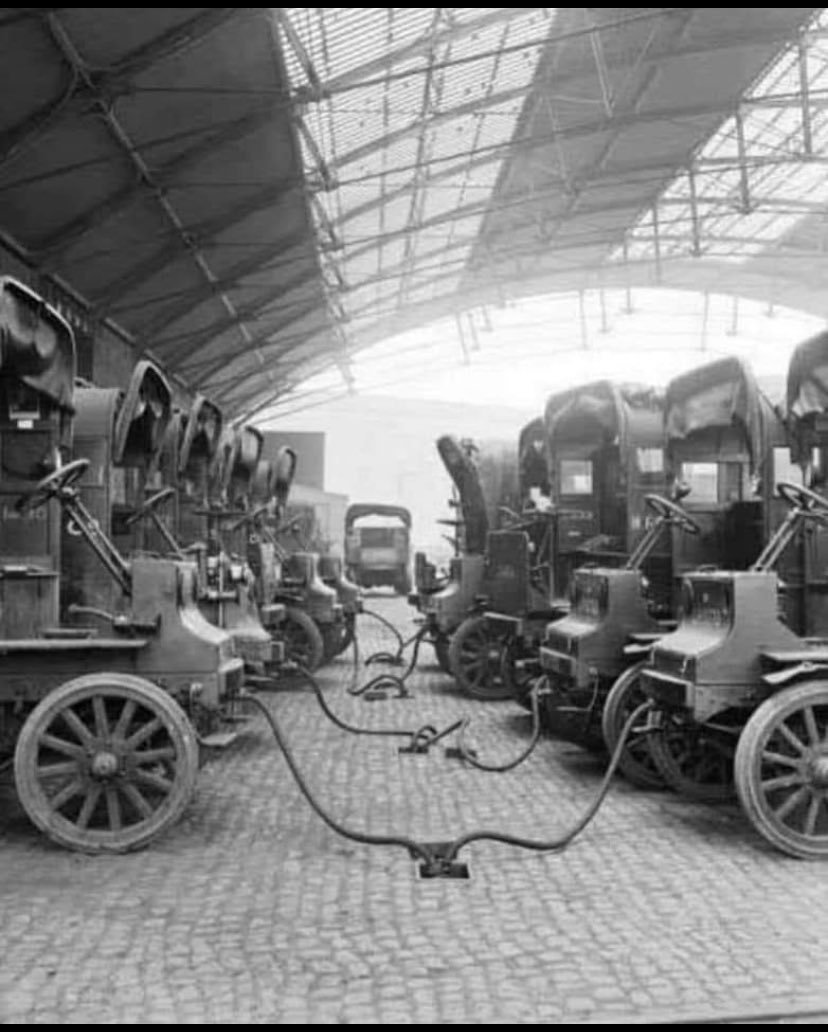 alertaaeroporto's tweet photo. ¿Sabías que en 1884 se presentó el primer automóvil eléctrico comercial capaz de ser producido en masa y venderse al público?

 ¿Sabías que a principios del siglo XX, una tercera parte de todos los vehículos en circulación eran eléctricos? https://t.co/qkIysUmkJq