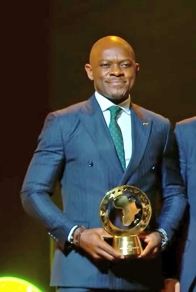 EsBi_Media's tweet photo. #CAF_AWARDS 2024.
Le #Camerounais Elvis Noupoue élu meilleur arbitre assistant d'Afrique aux Caf Awards 2024 au Maroc.
https://t.co/xhRXMzK4SC #sport #foot #info https://t.co/CJ5WonX7SE