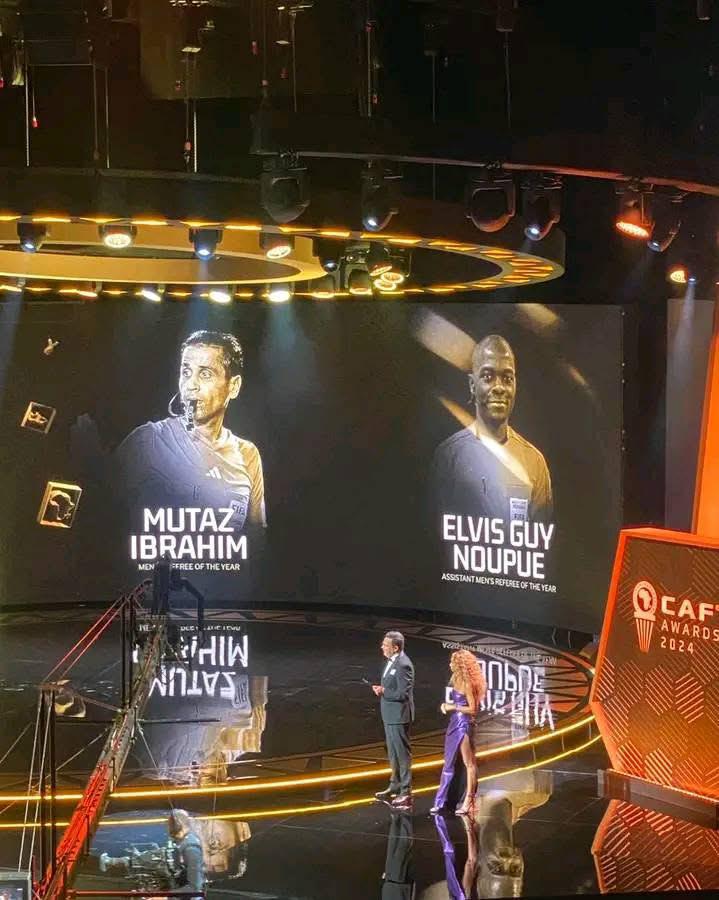 EsBi_Media's tweet photo. #CAF_AWARDS 2024.
Le #Camerounais Elvis Noupoue élu meilleur arbitre assistant d'Afrique aux Caf Awards 2024 au Maroc.
https://t.co/xhRXMzK4SC #sport #foot #info https://t.co/CJ5WonX7SE