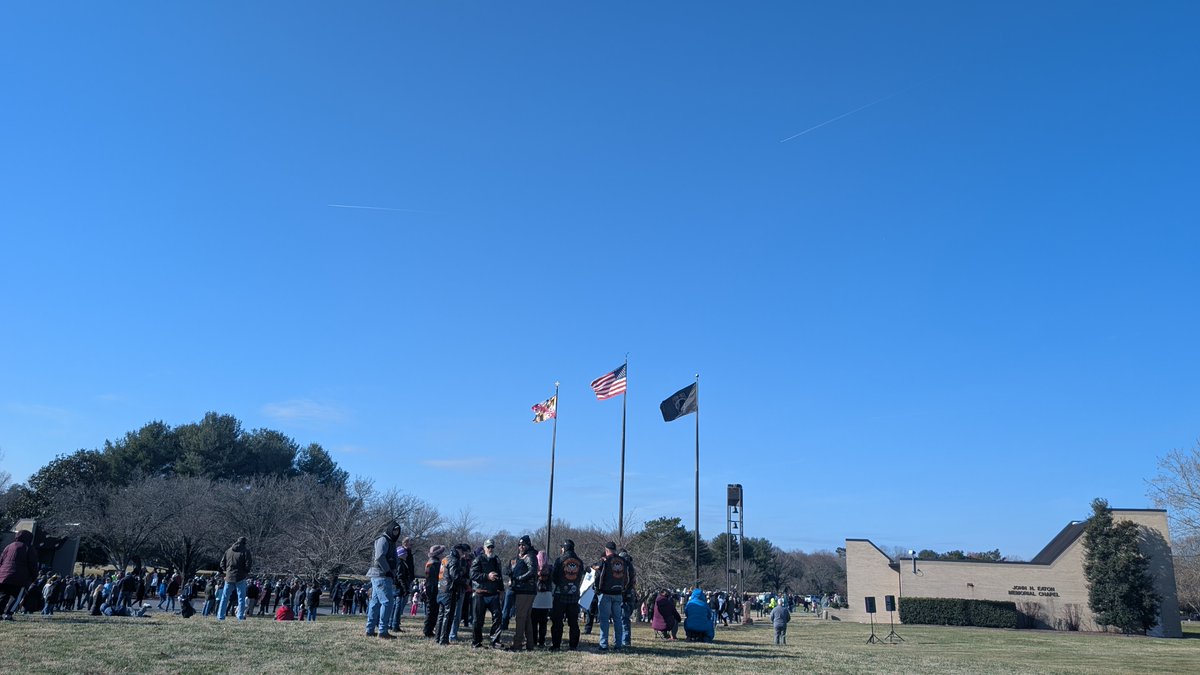 TeamBelay's tweet photo. This past weekend, Belay Technologies volunteered with Wreaths Across America, a cherished tradition where volunteers nationwide honor and remember our fallen heroes by laying wreaths on their graves during the holiday season.❤️🎗️ @TeamBelay  @WreathsAcross https://t.co/R31bnw7BCD