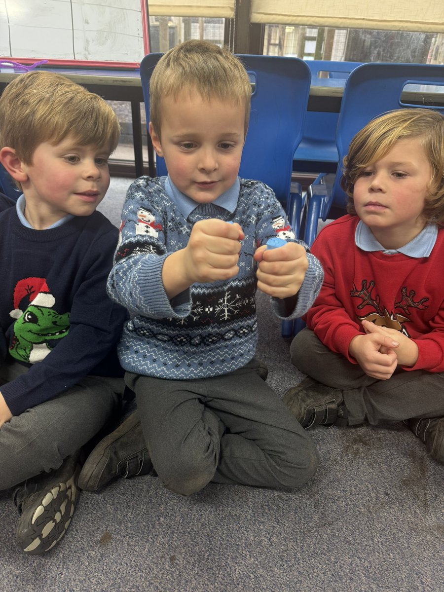 GPSYear1's tweet photo. Today we were testing how tough materials were. We had great fun experimenting!! @kapowprimary @greenparkschool #gpsscience https://t.co/STf0Fi5aGp
