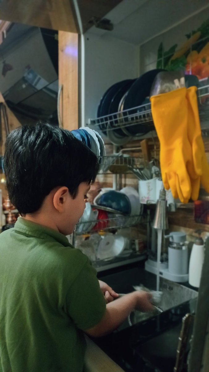 پسری ک از کودکی یاد بگیره ک ظرفای غذاش رو خودش بشوره ،مطمئن باش هرگز در آینده انتظار نداره کارای شخصیش رو شخص دیگه ای انجام بده.