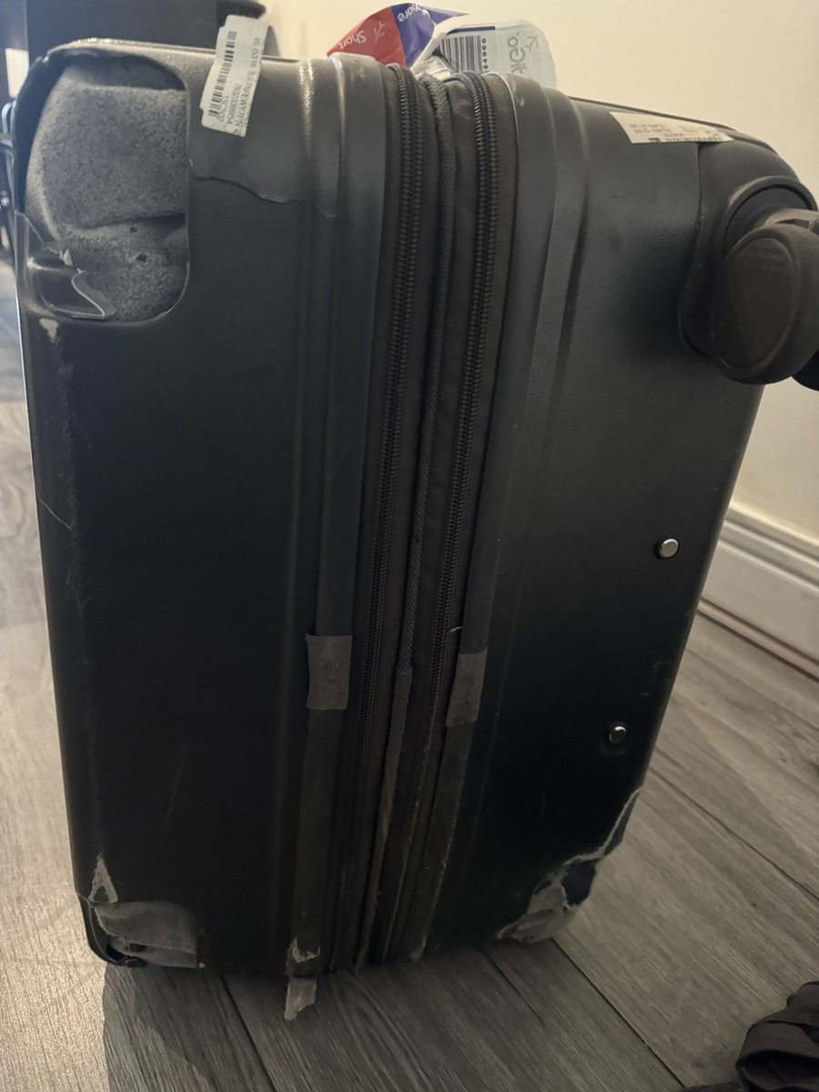 Yashunani5's tweet photo. @IndiGo6E 

Indigo failed again in luggage bags was destroyed totally my bag lost three wheels 
And bag was broken #indigo 
#Indigoairlines https://t.co/zwD11YJTHv