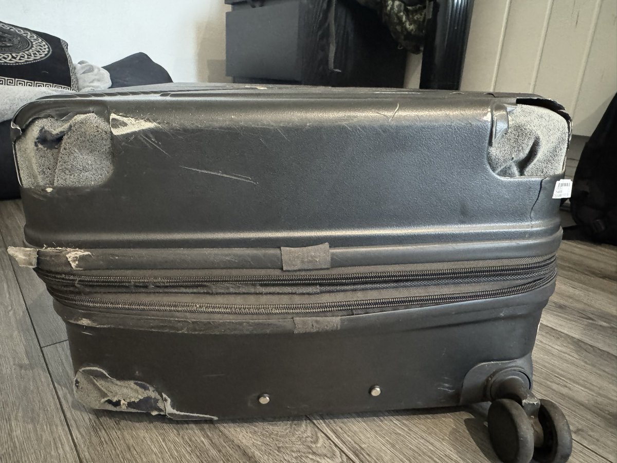 Yashunani5's tweet photo. @IndiGo6E 

Indigo failed again in luggage bags was destroyed totally my bag lost three wheels 
And bag was broken #indigo 
#Indigoairlines https://t.co/zwD11YJTHv