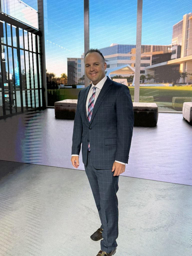 ChadLavenderMD's tweet photo. Great day today discussing research and new techniques!! #fertilizedACL #NanoScope https://t.co/7wihsSytOZ
