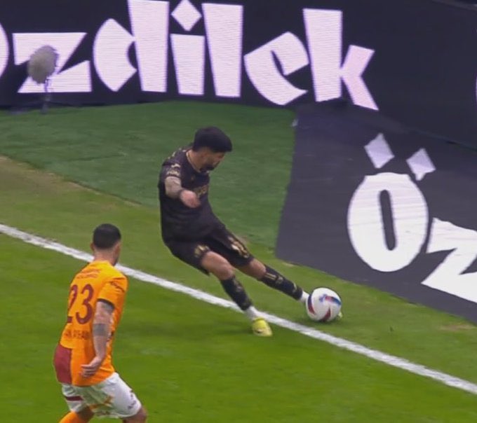 Trabzonspor’un Galatasaray’a attığı 3.golün başlangıç pozisyonunda top dışarıdan çevrilmesine rağmen hakem golü geçerli saydı.

Sahadaki 40’a yakın kameraya rağmen hakem VAR’a çağrılmadı.