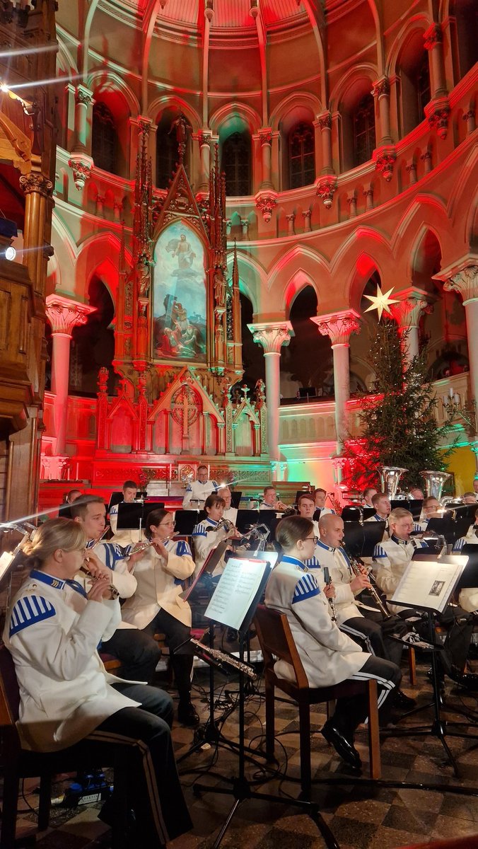 Mahtava tunnelma! Eturivissä Kaartin soittokunnan joulukonsertissa Johanneksen kirkossa.