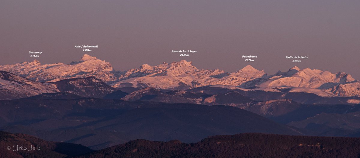 Panorámica de cumbres del #Pirineo más occidental en el ocaso de hoy. Macizos de #LarraBelagua y #Acherito