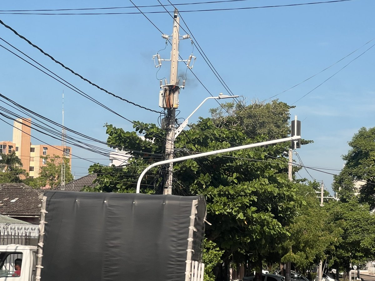 laverdadcapital's tweet photo. @Aire_Energia ojo ojo Cra 50 con 63 @jorgecura1070 https://t.co/4qjnaQPYPd