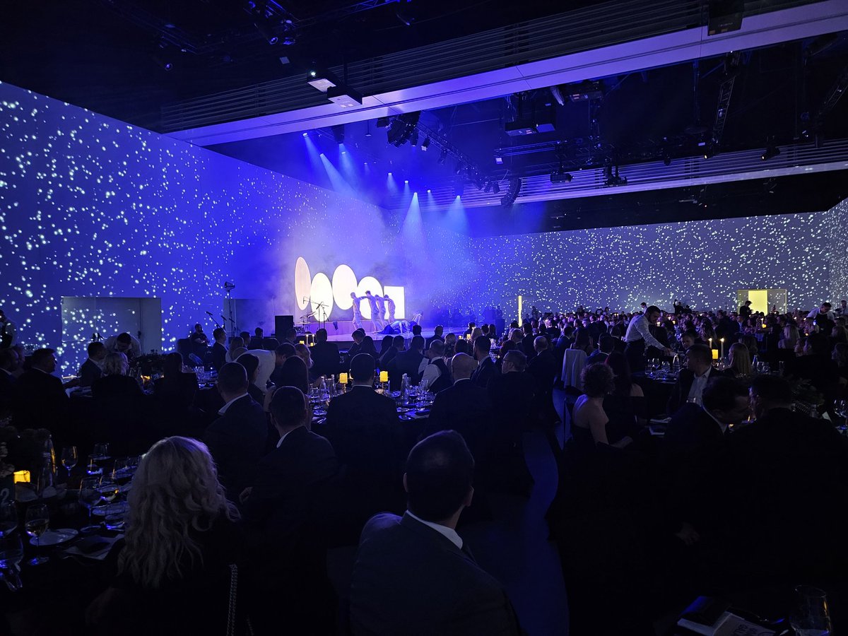 radovanovicv's tweet photo. Spektakularno otvaranje Gale  #SAMGala @menadzerSAM https://t.co/YHqQgTgj2a