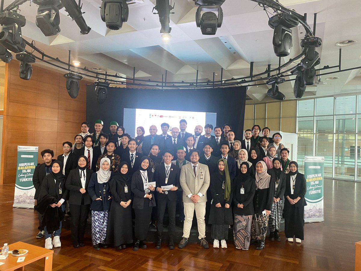 ibrahimzorlu89's tweet photo. Türkiye'deki Endonezyalı Öğrenciler Birliği'nin düzenlediği "Let's Grow" etkinliğine katıldık. Türkiye ile endonezya arasında girişimcilik köprüsü başlıklı proje yarışması kazananların projelerini dinledik. Başarıyla gerçekleştirilen bu güzel çalışma emek veren herkese teşekkürlr https://t.co/YcW5sZpul5