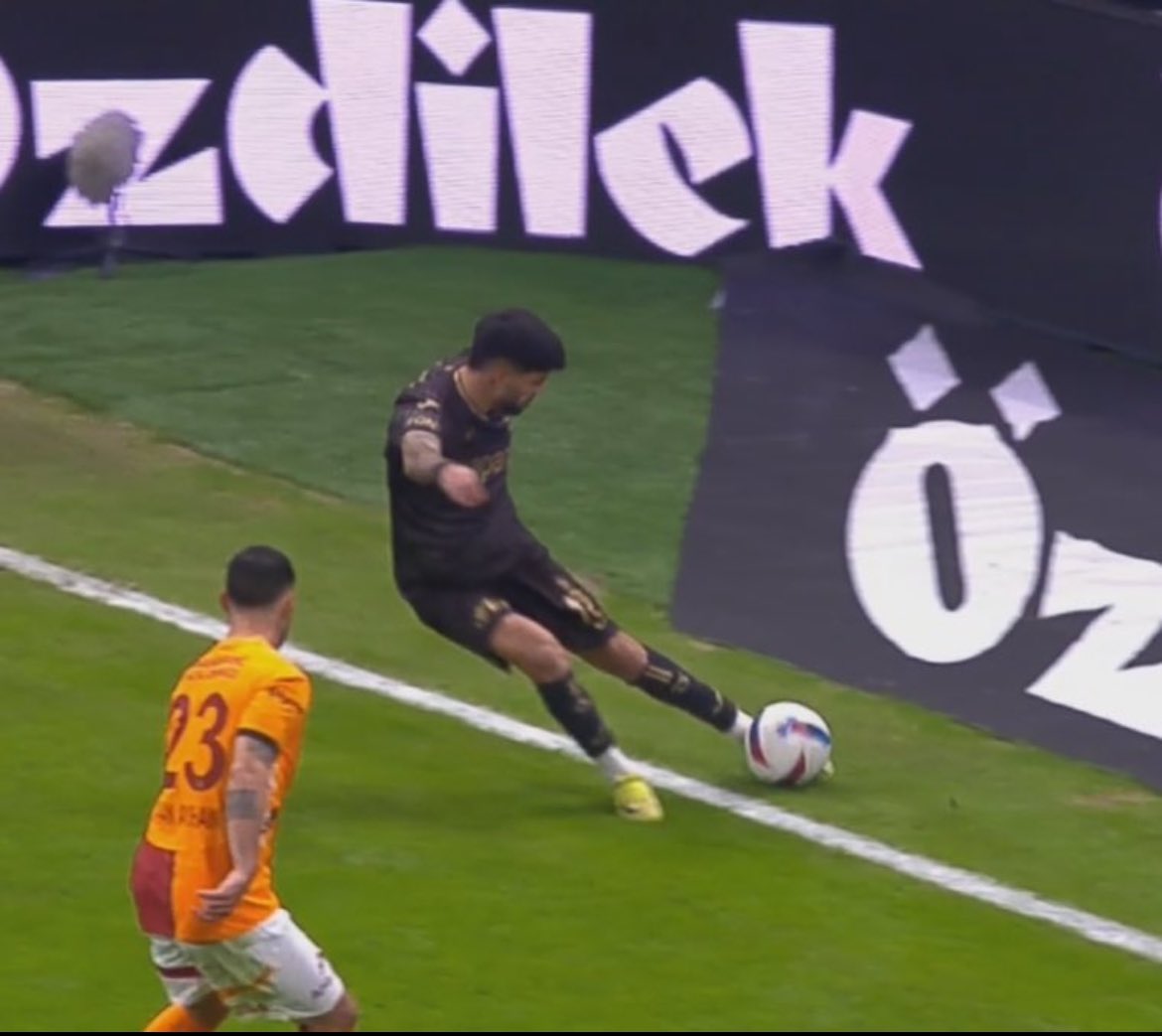 Şu pozisyona hakem gol verdi. 
Var'da incelediler yine gol verdiler. 

Yapı varsa budur işte....