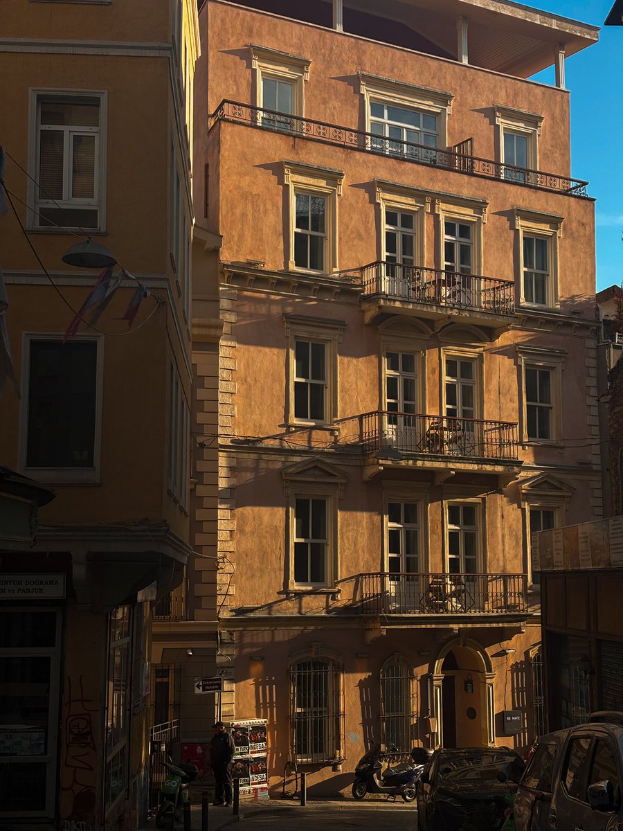 nazlisguven's tweet photo. beyoğlu… https://t.co/c2oBOaauwt