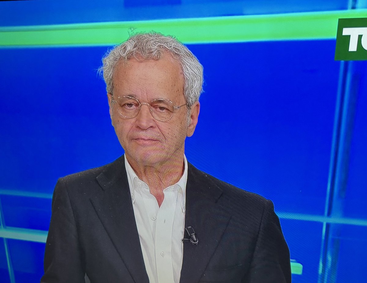 A #La7tv, #Mentana, anche senza cravatta, resta un grande Direttore.