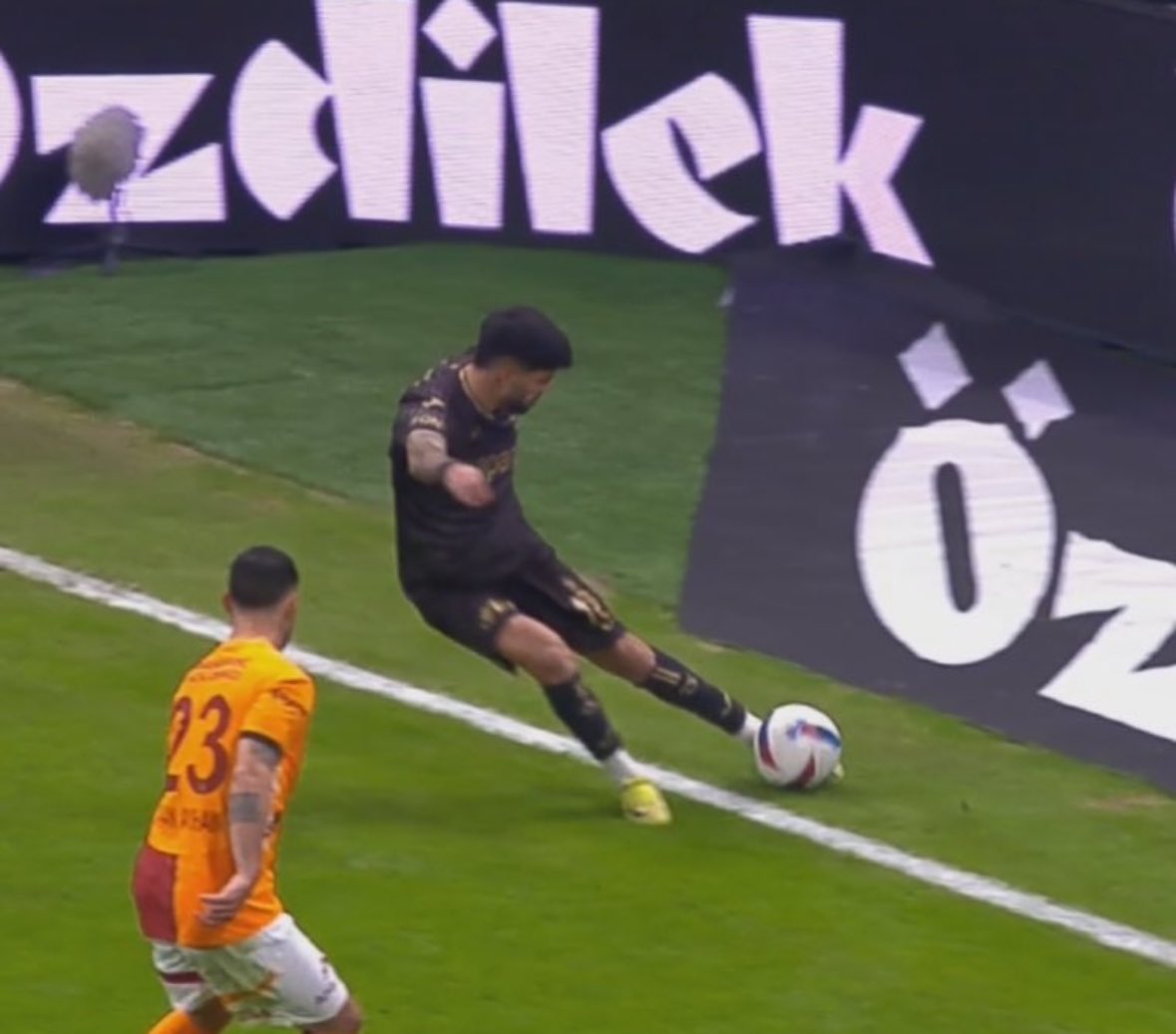 Bu pozisyonda gol verildi. Allah belanızı versin başka diyecek birşey yok…