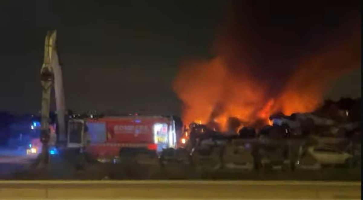 Ahora mismo, en Catarroja. Lo que todos sabíamos: incendio en uno de los cementerios de coches, vecinos tragando humo y bomberos jugándose la vida.
Porque casi 50 días después los coches SIGUEN AHÍ, señores.
Y yo no sé qué tiene que pasar para que entiendan que esto es inhumano.