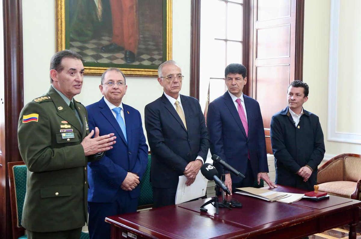 ¡Se fortalece AMERIPOL! Con el señor Ministro de Defensa Nacional y el señor Canciller encargado, en la Secretaría General del Senado de la República radicamos el proyecto de ley que dará vida jurídica al Tratado Constitutivo de la Comunidad de Policías de América, cuya