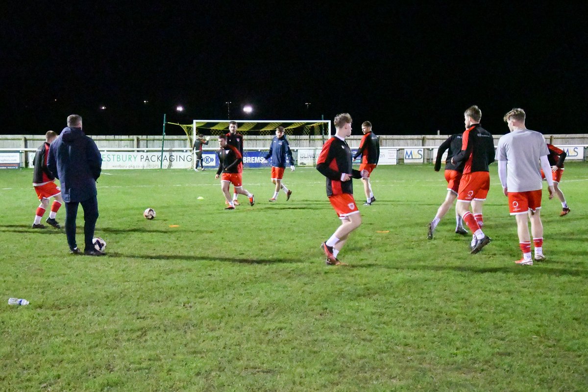 Starsphinx_Pics's tweet photo. Warming up at #oakfields for @SouthernLeague1 action @MELKSHAMTOWNFC v @DidcotTownFC https://t.co/vSoZRKE5ge