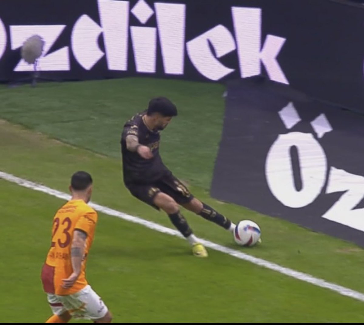 Herkes merak ediyor neden var topun çıkıp çıkmadığını göstermedi.

Galatasaray Trabzonspor