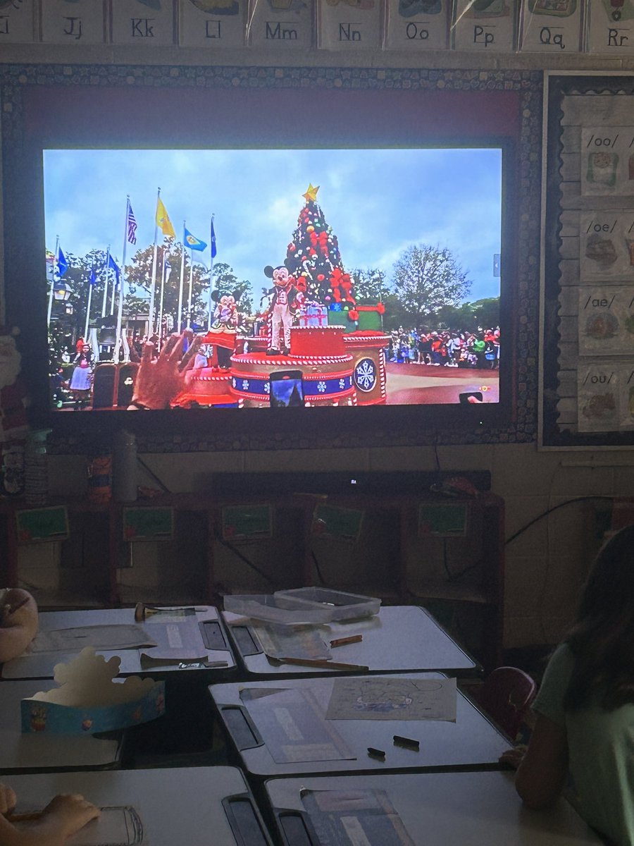 KaraKilg76's tweet photo. #joythroughartchallenge 
Christmas Parade!🎄🎅🏻
@KEDC_HERO 
@KEDCGrants 
@KedcARTS https://t.co/7d8cffUMCJ