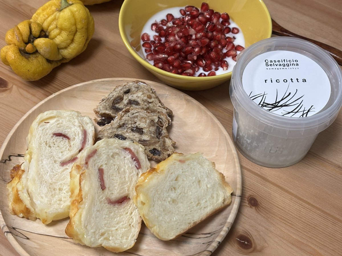 Sightsongs's tweet photo. #breakfast #Stollen #onionbread #パンハウス麦畑 #ricottacheese #caseificioselvaggina https://t.co/NF8n1khVFM