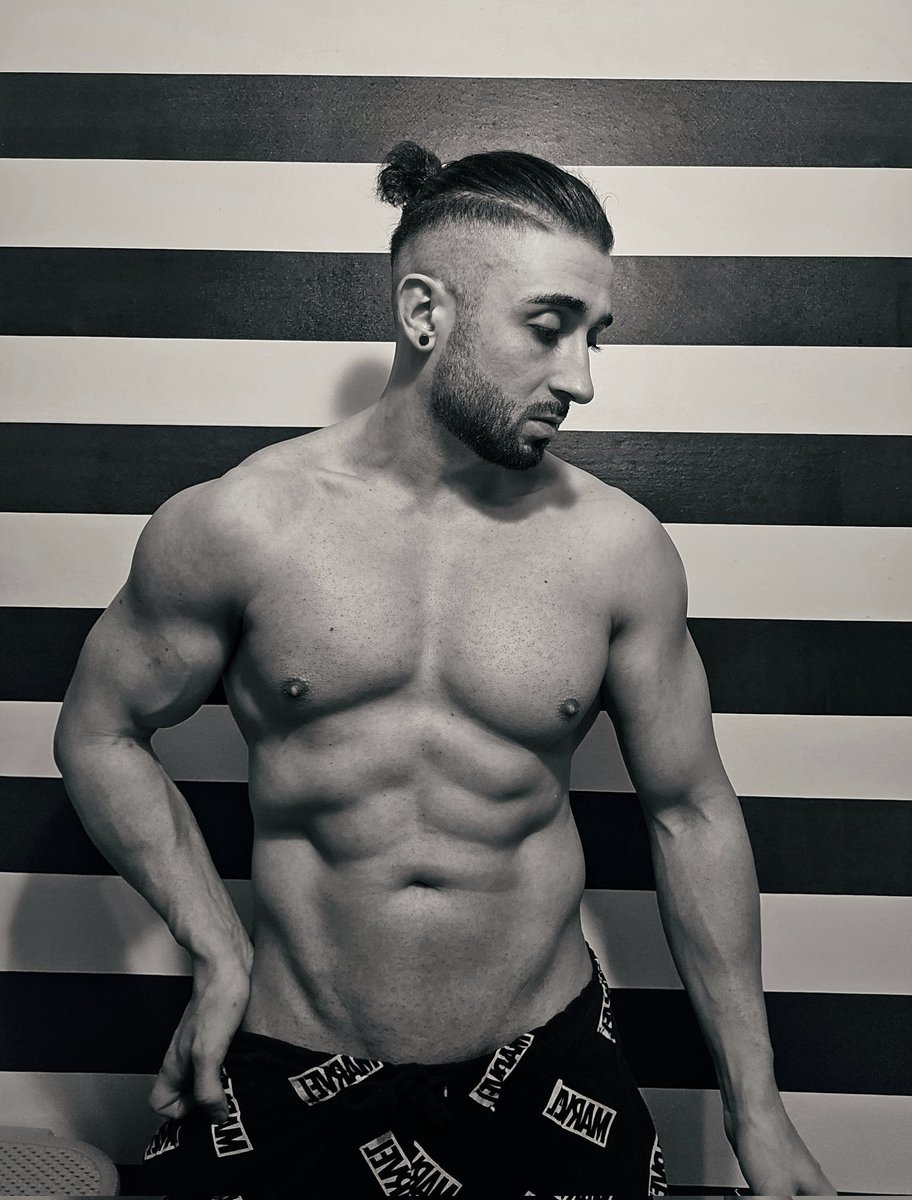 AdrianIFit's tweet photo. New hairstyle everyday 🤣
#blackandwhite #bodybuilding #gym https://t.co/lqM1Tsz61j