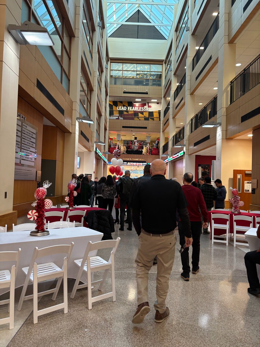 UMDSmithGrad's tweet photo. Last week our MBA/MS staff and faculty celebrated the upcoming holiday season 🎄⛄ https://t.co/CgAzvYlVdv