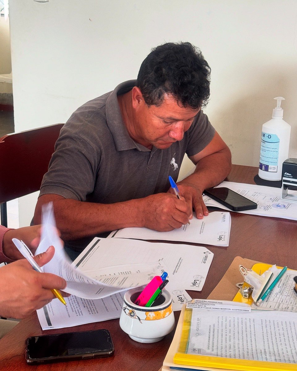 EpGedes's tweet photo. ¡Nuestro equipo crece! ‍‍‍👨

Damos la bienvenida a un nuevo arrendatario y le agradecemos por confiar en Puerto Seco para hacer crecer su negocio. 🤝🏬 

Con su llegada, seguimos consolidándonos como un referente en el sector comercial de Loja.  
¡Bienvenido a bordo! 🚀
 #Loja https://t.co/QhezH91leY