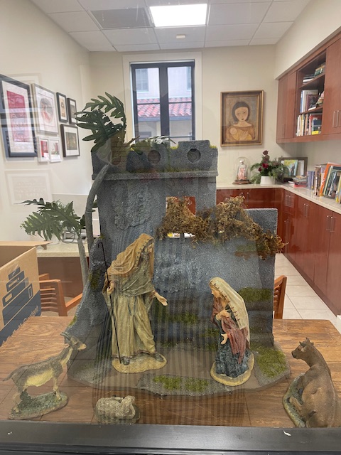 melinee_library's tweet photo. Founders Library in the Upper School has been celebrating the season with #nativities #adventwreath #Christmas https://t.co/L4b9Fmg0CV