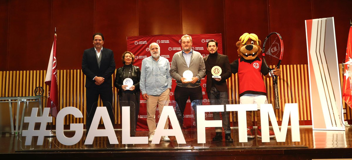 La Federación de Tenis de Madrid premia a industriadeltenis.com por su labor de difusión del tenis madrileño. <a href="/fedetenismadrid/">Federación de Tenis de Madrid</a> <a href="/tatirascon/">Tati Rascón</a> <a href="/Israelgmontejo/">Israel G Montejo</a> industriadeltenis.com/la-federacion-…